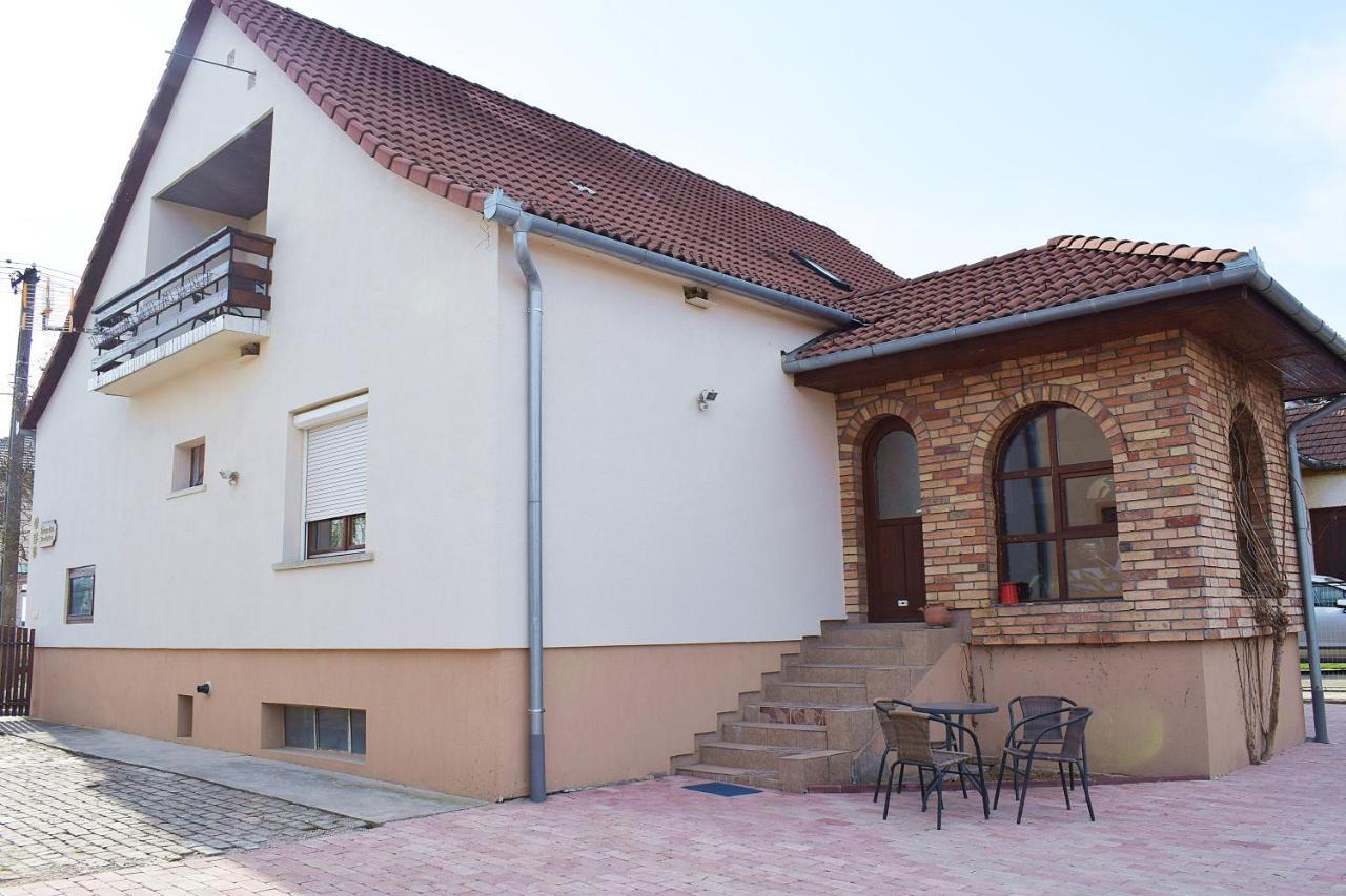 Hotel Borbaratok Vendeghaz Villány Exteriér fotografie